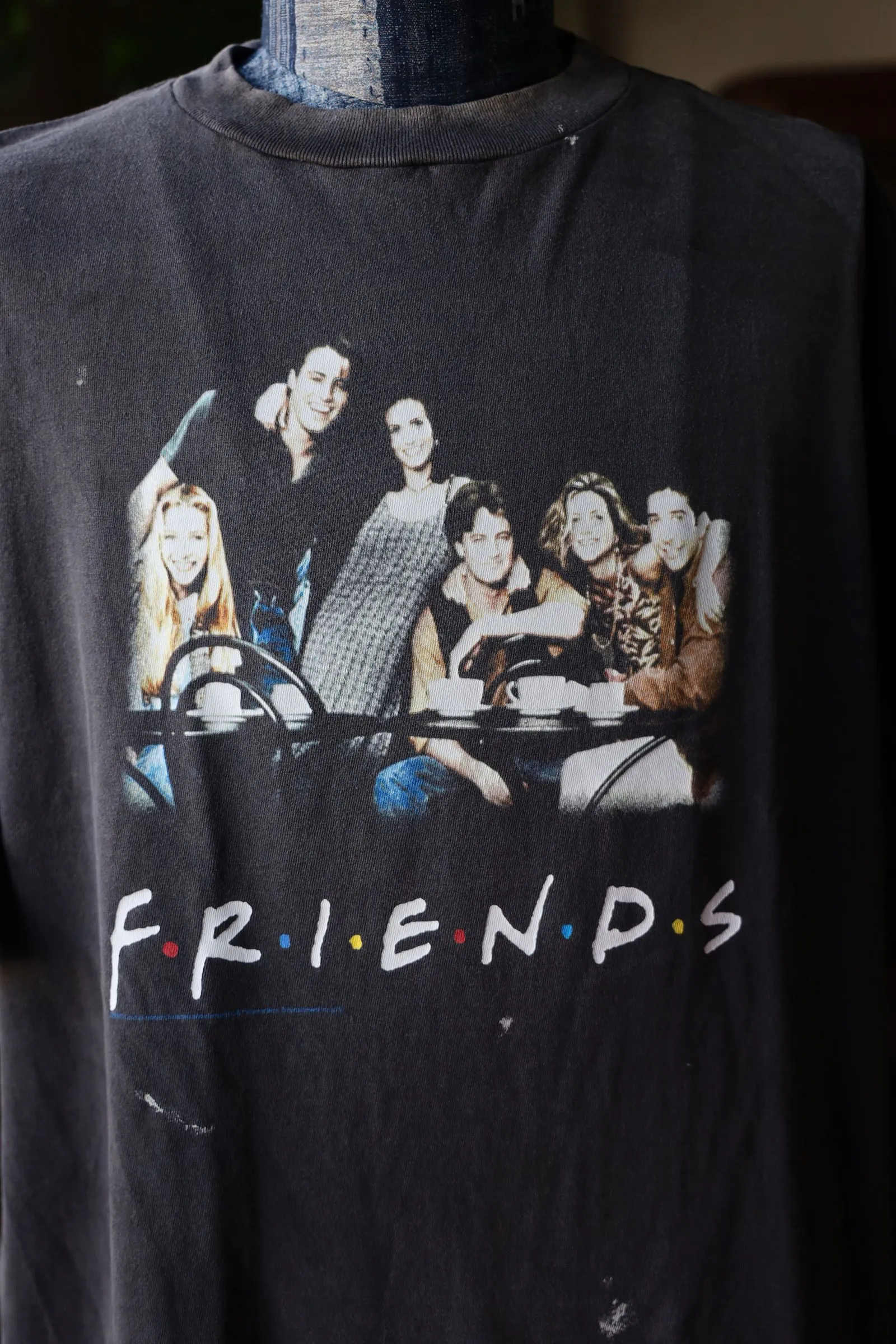 SAINT Mxxxxxx × FRIENDS FRD_SS TEE/FRIENDS/BLK Friends co-branded TEE. Black stills TEE. Washed black S-XL. The ceiling of American dramas. A must-have for sentiment. Asut ready-to-wear wash water and distressed treatment. Domestic top printing factory. God restored. Correct accessories. Friends co-branded wash.